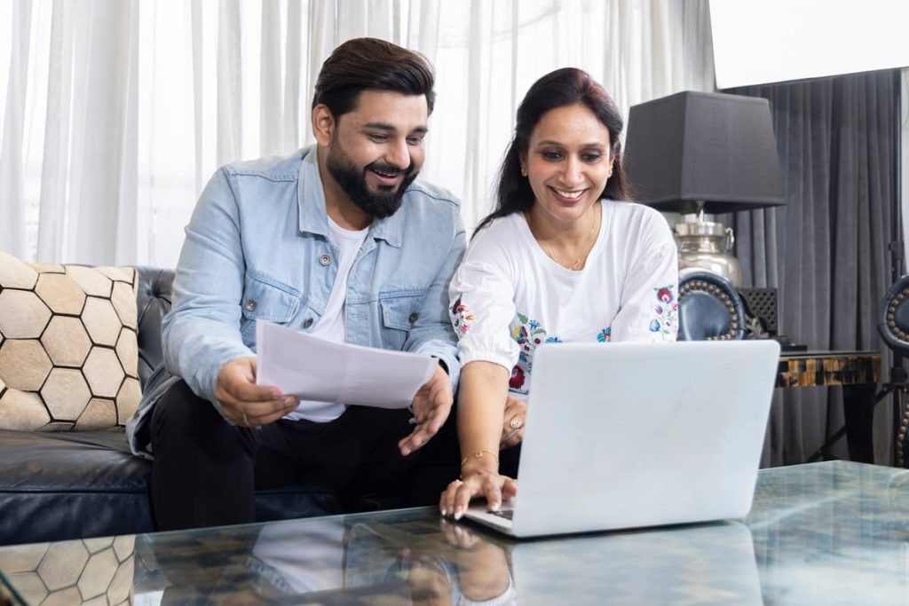 ऑस्ट्रेलिया वीज़ा प्रक्रिया में कानूनी सलाह लेता हुआ भारतीय दंपत्ति